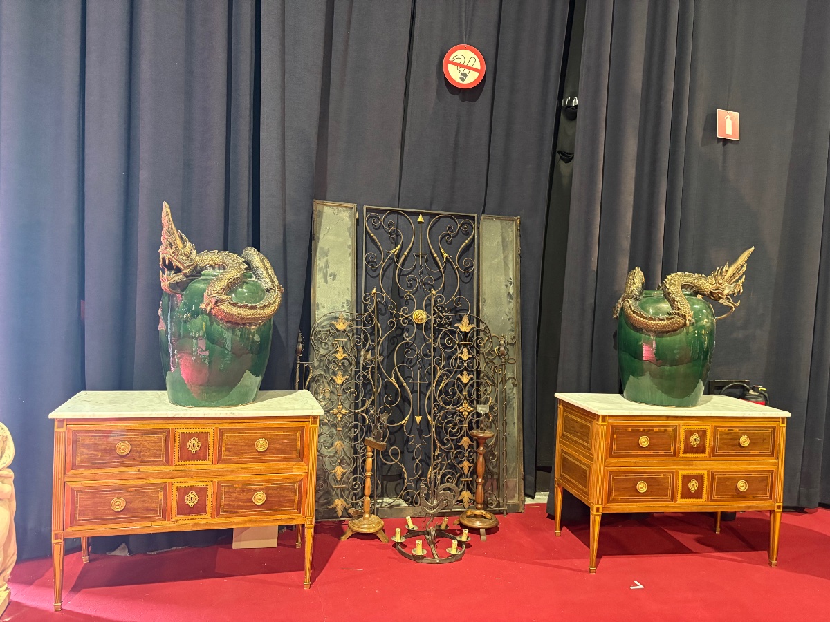 Paire de commodes sauteuse de style Louis XVI, probablement italiennes, XIXᵉ siècle-photo-2