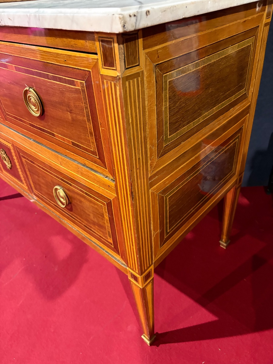 Paire de commodes sauteuse de style Louis XVI, probablement italiennes, XIXᵉ siècle-photo-1