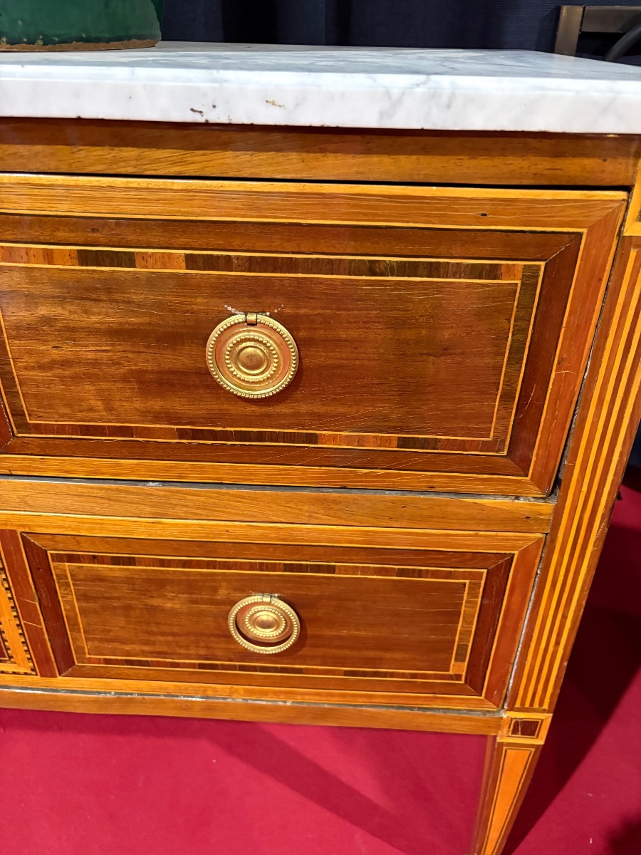 Paire de commodes sauteuse de style Louis XVI, probablement italiennes, XIXᵉ siècle-photo-4