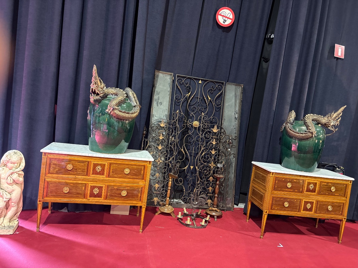 Paire de commodes sauteuse de style Louis XVI, probablement italiennes, XIXᵉ siècle