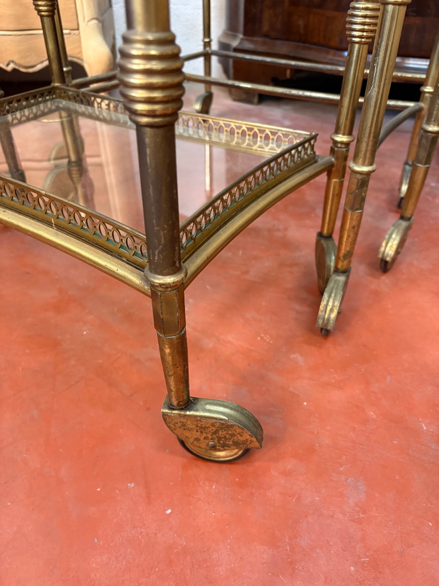 Suite de trois tables gigognes roulantes, attribuée à la Maison Bagues -photo-4