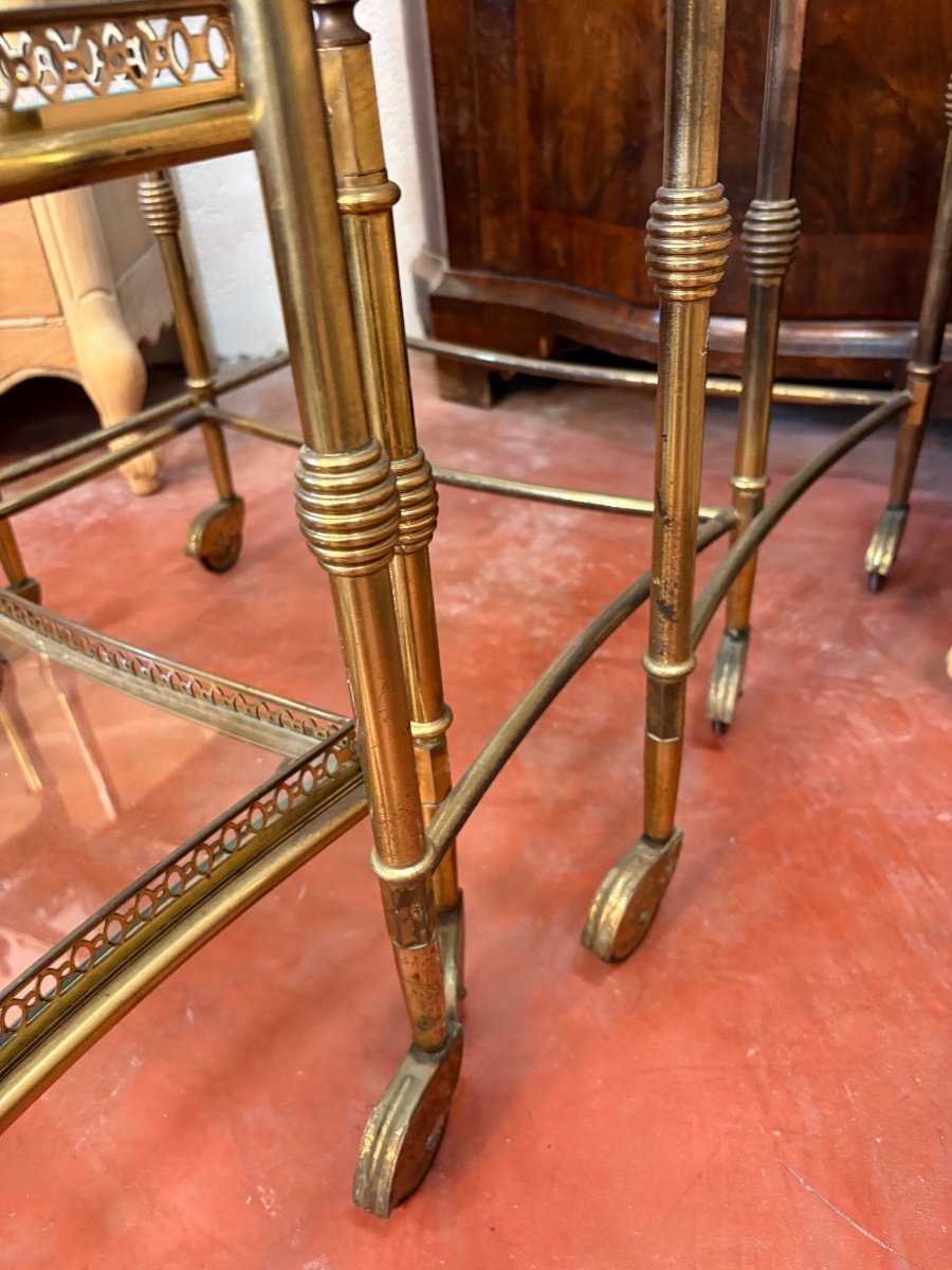 Suite de trois tables gigognes roulantes, attribuée à la Maison Bagues -photo-2