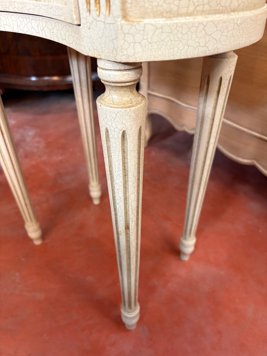 Paire de chevets rognon de style Louis XVI en bois rechampi -photo-2