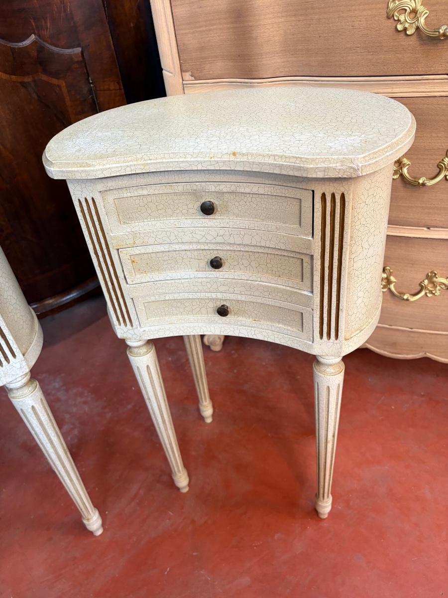 Paire de chevets rognon de style Louis XVI en bois rechampi -photo-4