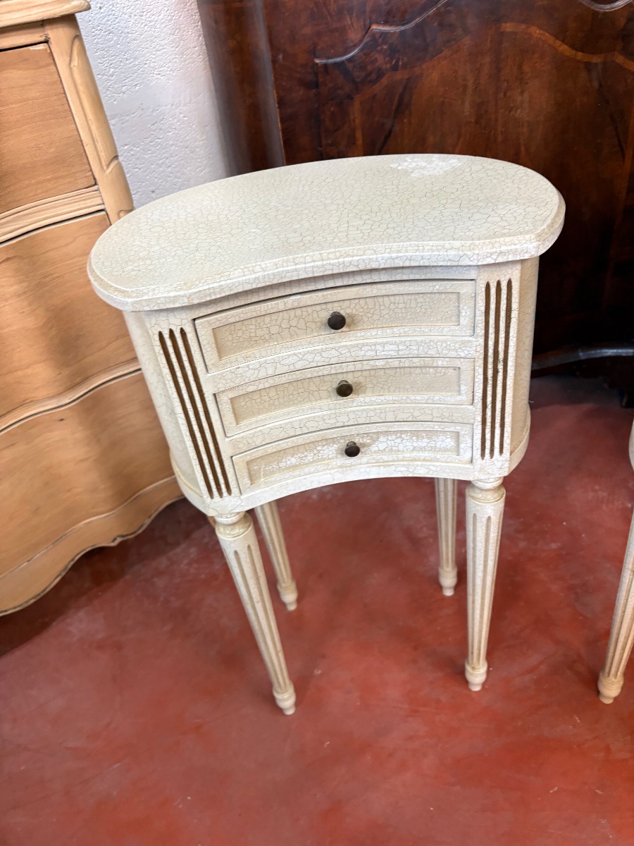 Paire de chevets rognon de style Louis XVI en bois rechampi -photo-5