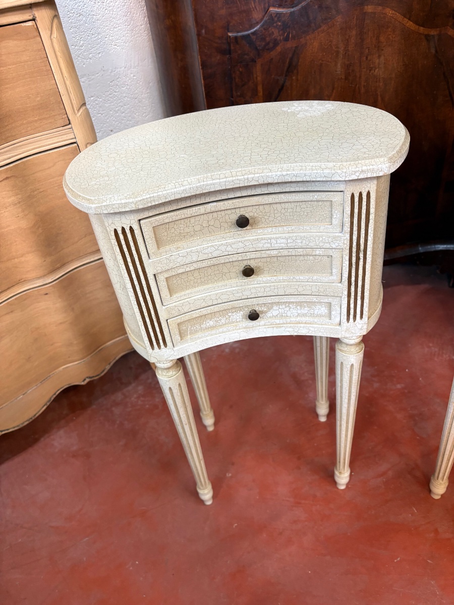 Paire de chevets rognon de style Louis XVI en bois rechampi -photo-1