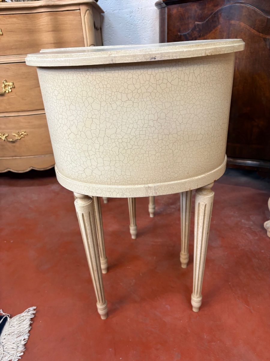 Paire de chevets rognon de style Louis XVI en bois rechampi -photo-2