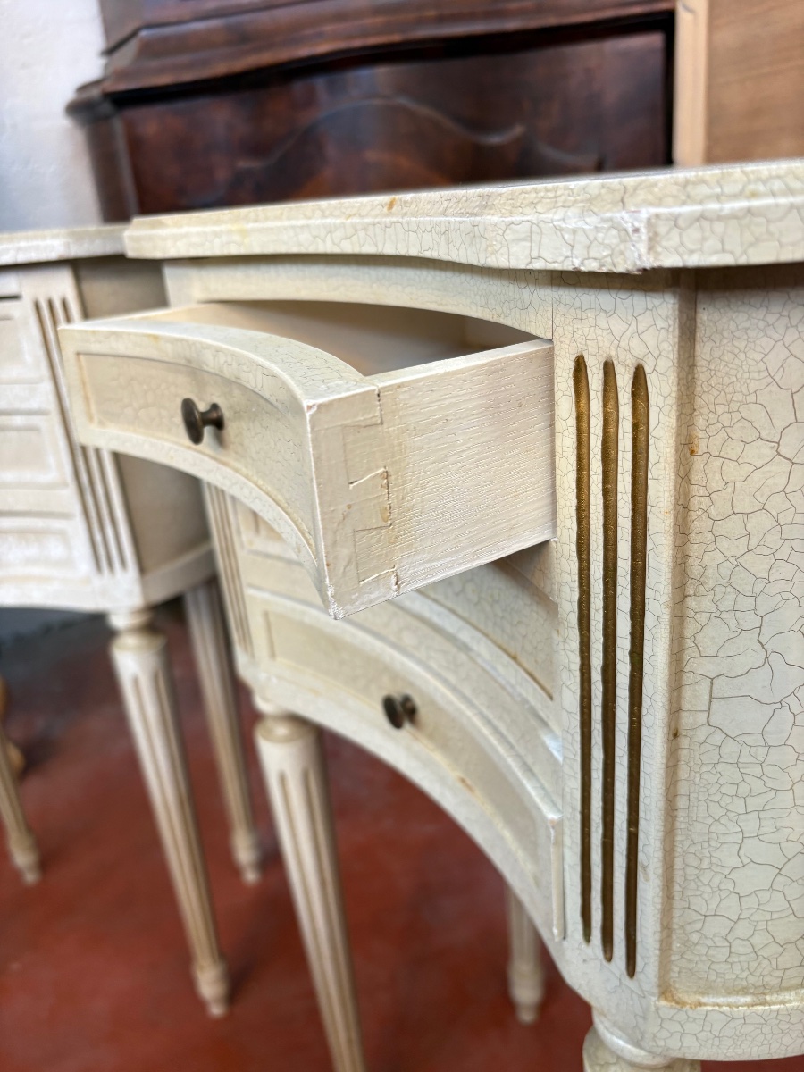 Paire de chevets rognon de style Louis XVI en bois rechampi -photo-3