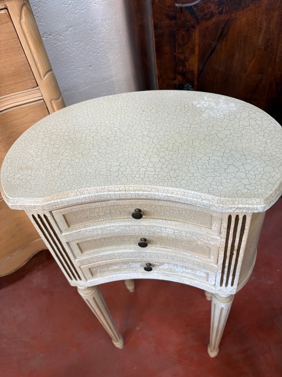 Paire de chevets rognon de style Louis XVI en bois rechampi -photo-4
