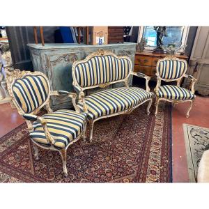 Élégant salon de style Louis XV en bois peint rechampi – Canapé et paire de fauteuils – Fin XIX