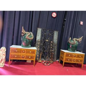 Paire de commodes sauteuse de style Louis XVI, probablement italiennes, XIXᵉ siècle