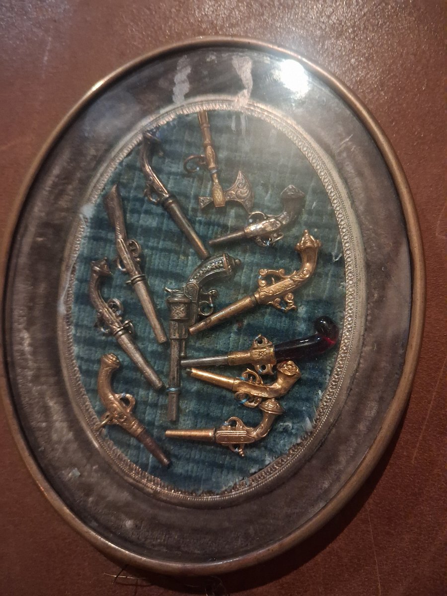 11 Cles de montres pistolet dans un cadre ovale
