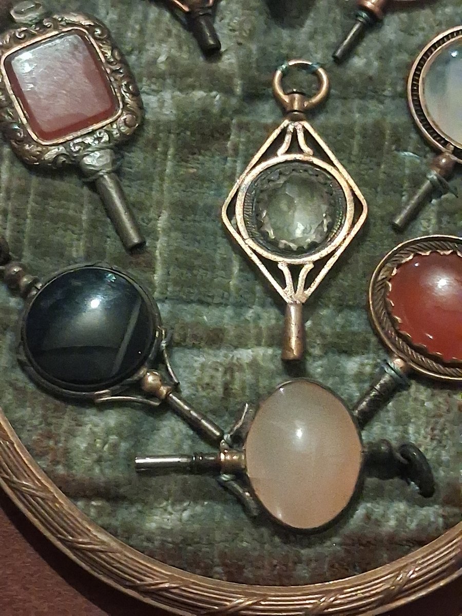 29 Watch Keys In 2 Oval Frames-photo-2