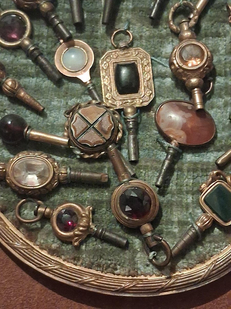 29 Watch Keys In 2 Oval Frames-photo-4
