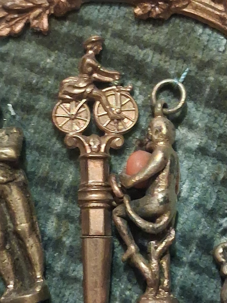 5 cles de montre dont velo napoleon singe mannequin pis et polichinelke dans cadre rond-photo-3