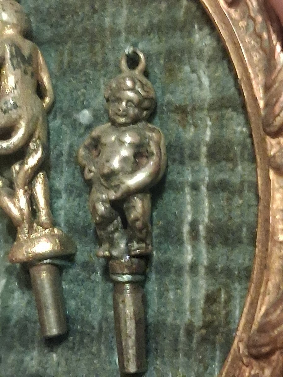 5 cles de montre dont velo napoleon singe mannequin pis et polichinelke dans cadre rond-photo-2