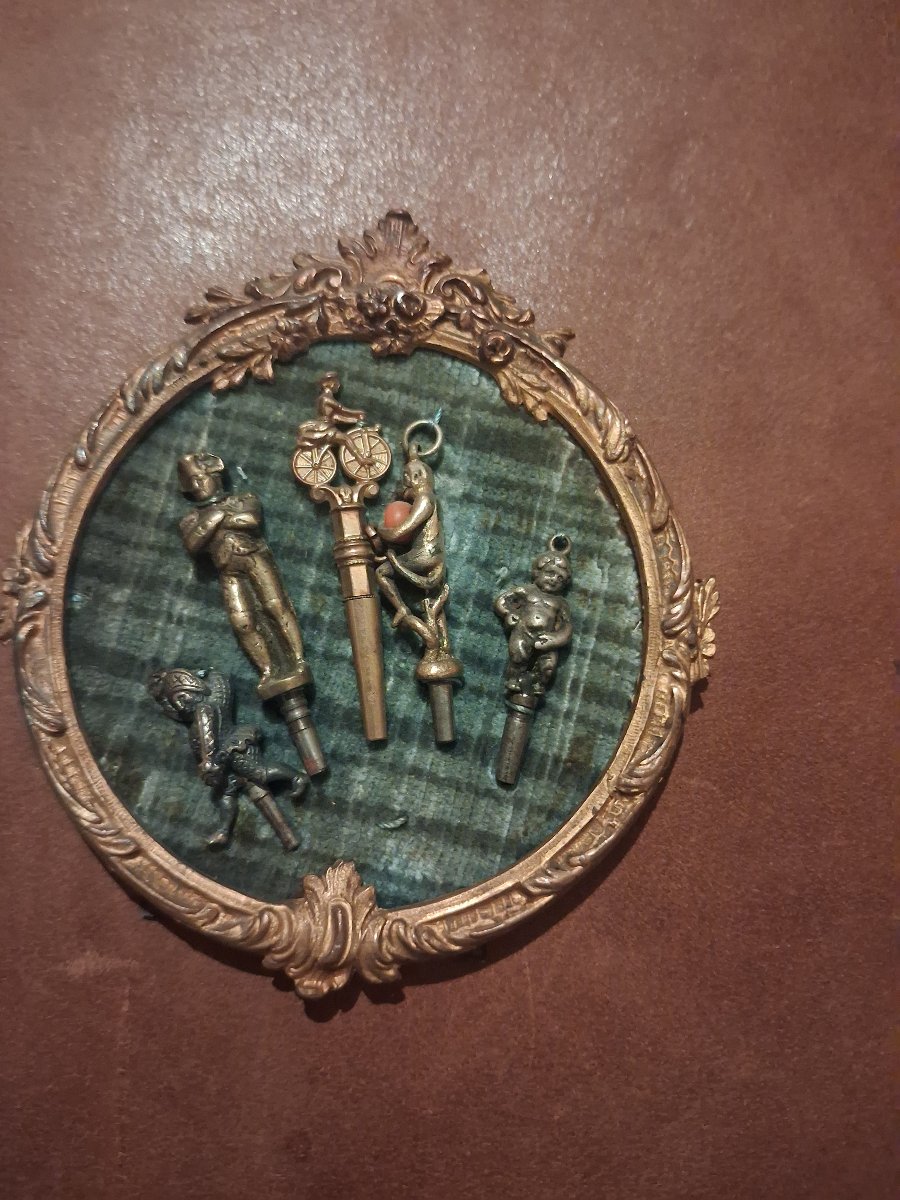 5 cles de montre dont velo napoleon singe mannequin pis et polichinelke dans cadre rond