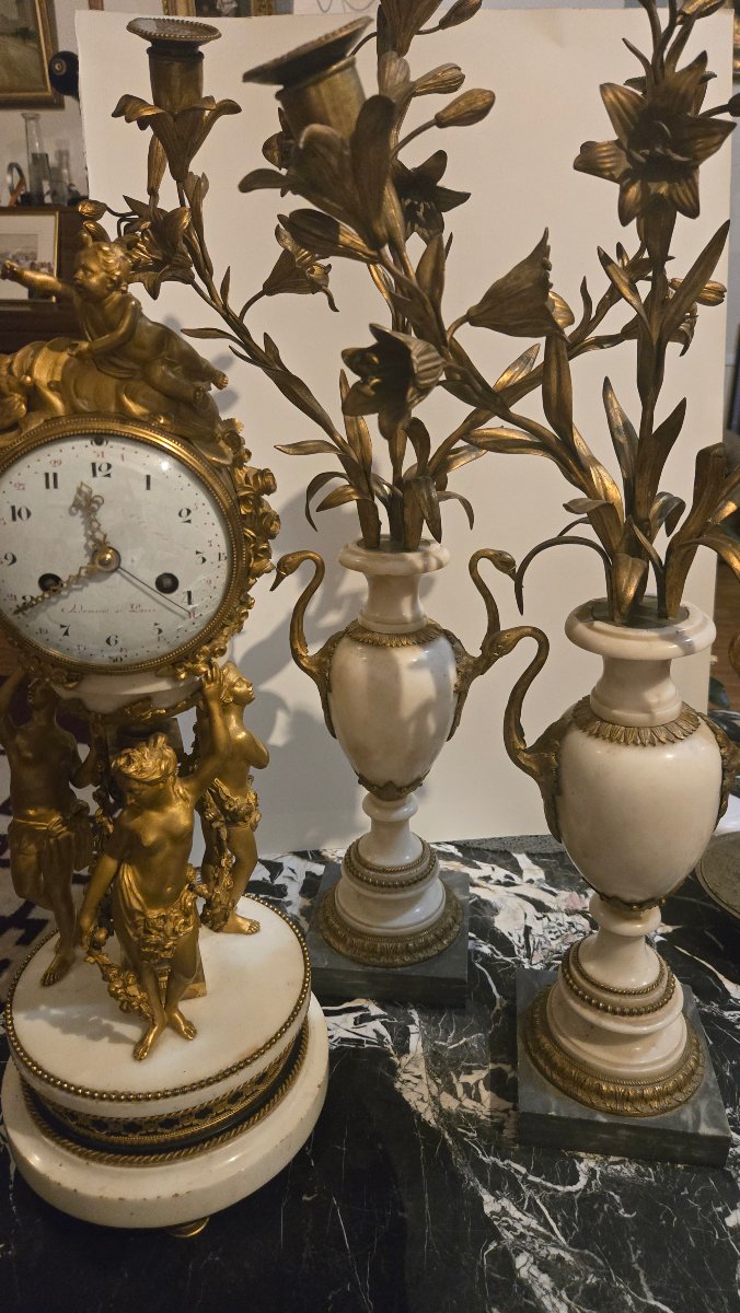 Garniture de cheminee pendule aux trois graces candélabre aux cygnes époque Lous XVI de Adamson-photo-1