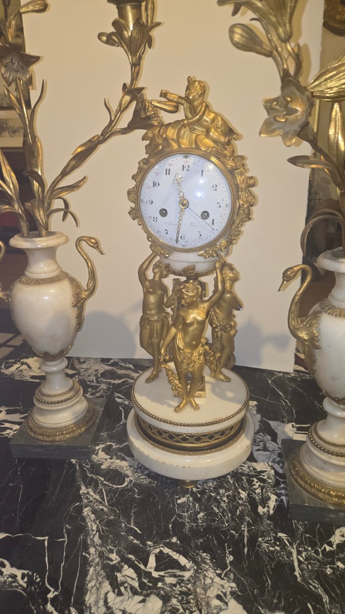 Garniture de cheminee pendule aux trois graces candélabre aux cygnes époque Lous XVI de Adamson