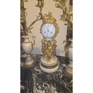 Garniture de cheminee pendule aux trois graces candélabre aux cygnes époque Lous XVI de Adamson