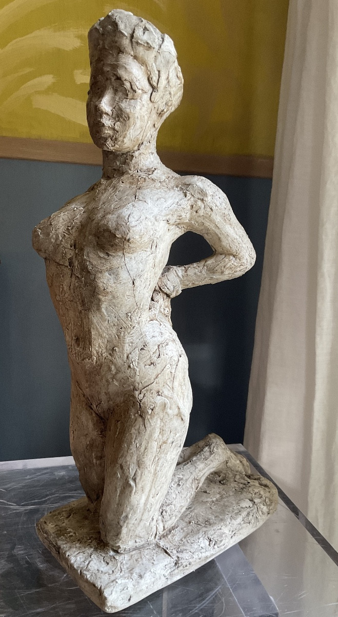 Femme  agenouillée  plâtre 