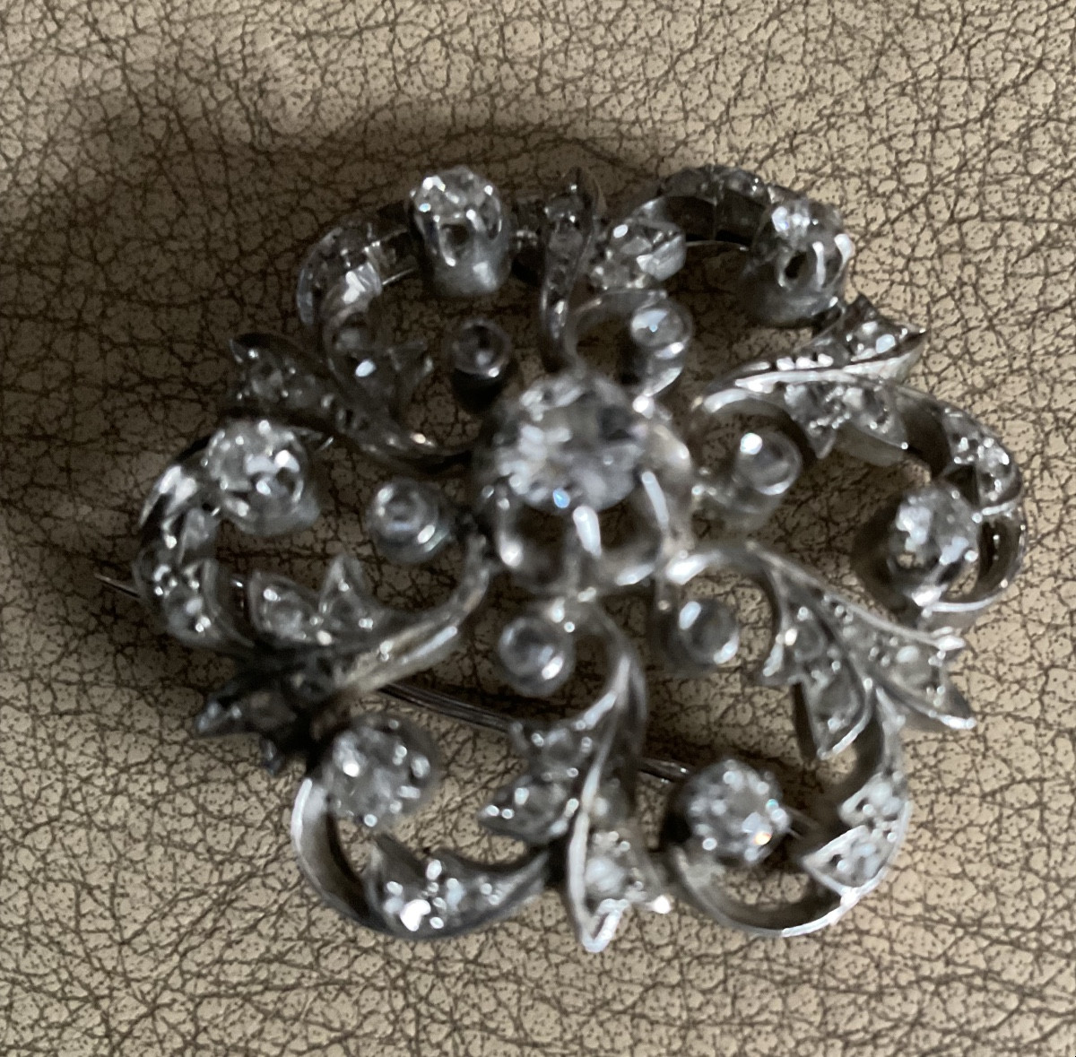 Rosette Brooch In 18k White Gold And Silver, Late 19th Century-photo-1