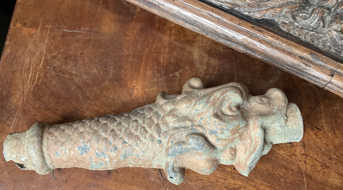 Tête de fontaine en zinc et plomb peint et doré -photo-1