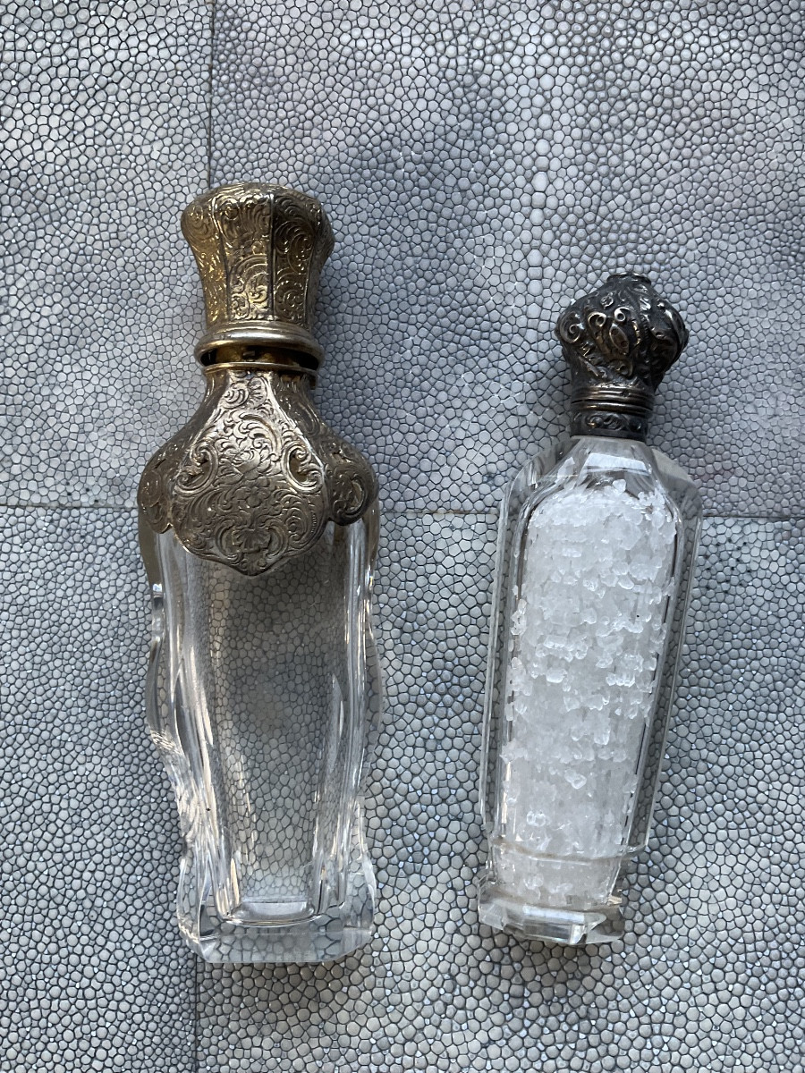 Deux flacons à sel 