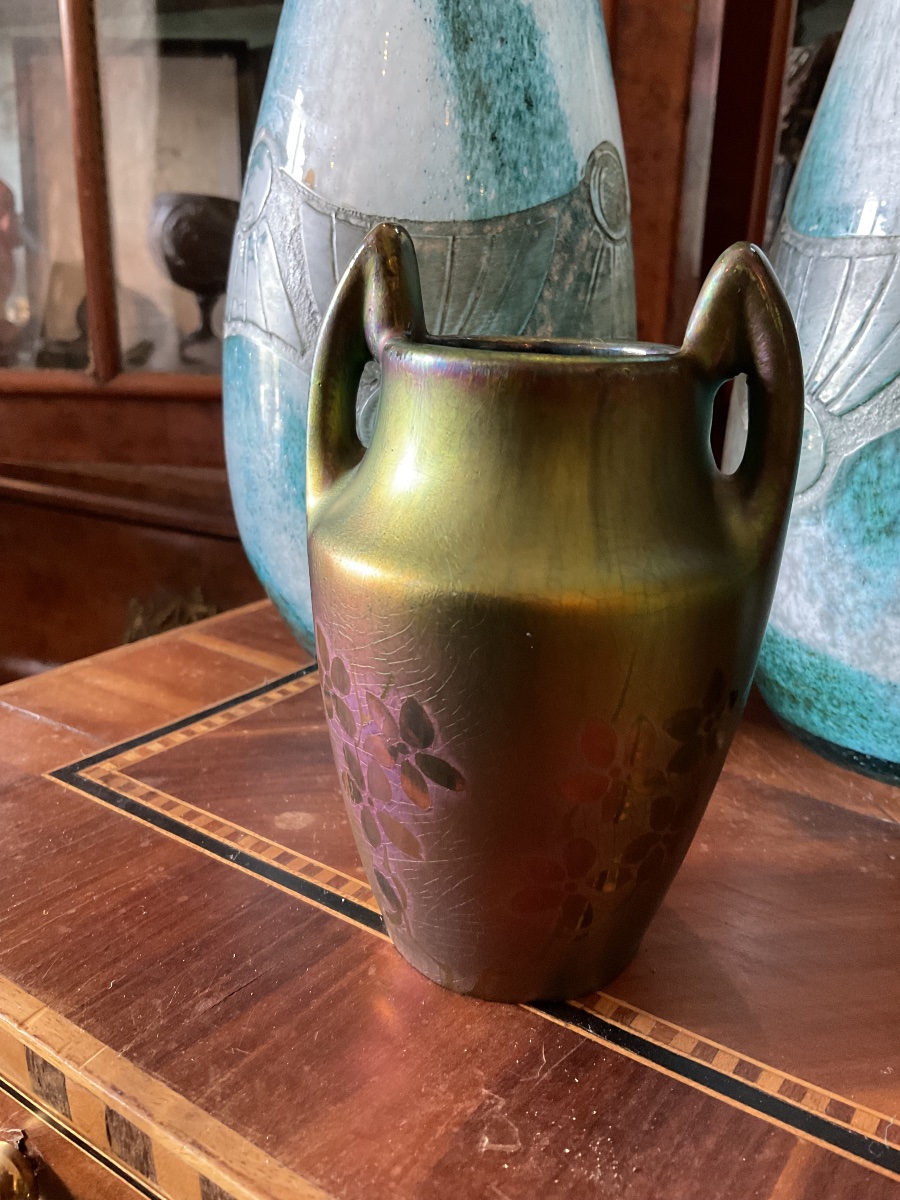 Petit modèle de vase irisé de Montieres