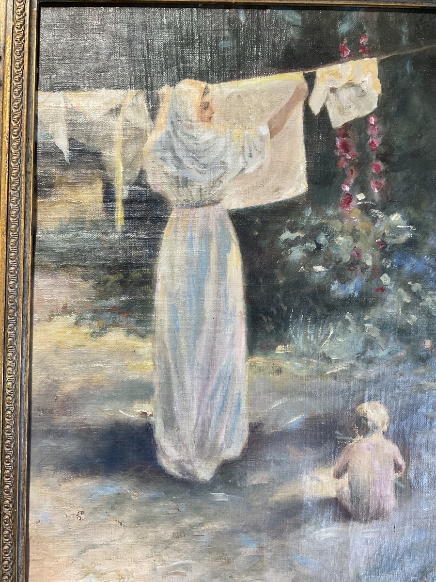 Femme étendant son linge avec son bébé  hs t-photo-3