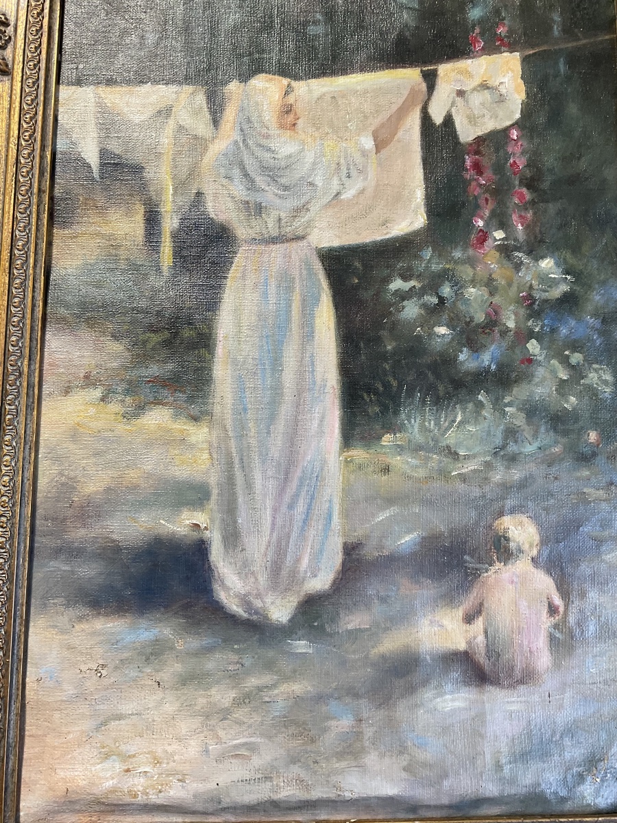 Femme étendant son linge avec son bébé  hs t-photo-1