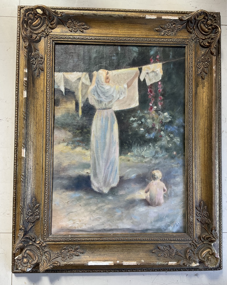 Femme étendant son linge avec son bébé  hs t-photo-2