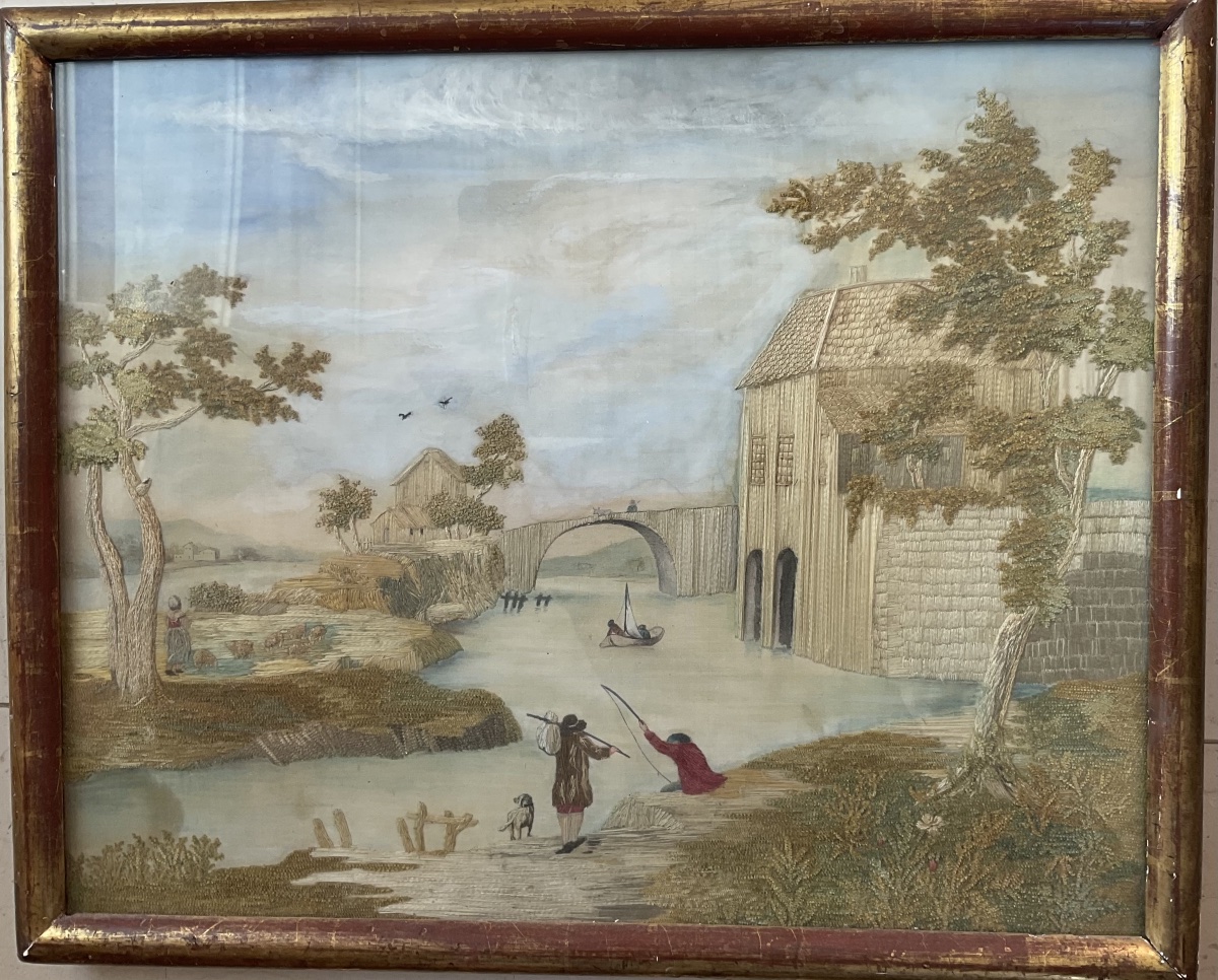 Travail de broderie représentant des personnages au bord de l’eau