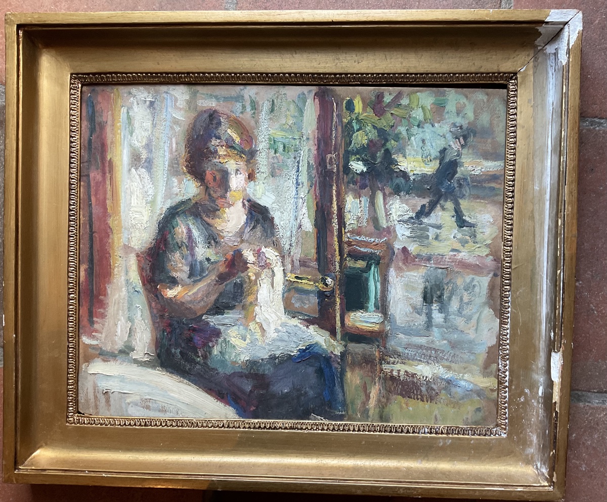 Femme cousant à la fenêtre huile sur carton double