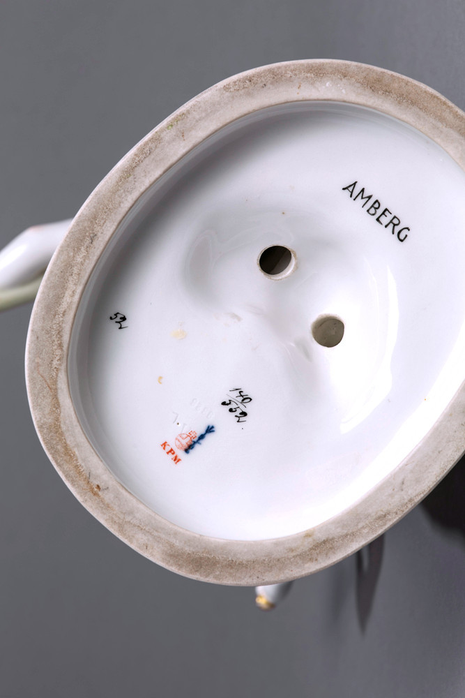 KPM Berlin 1911 – Double figure « Deux Étrusques portant une armure » du Cortège nuptial-photo-2