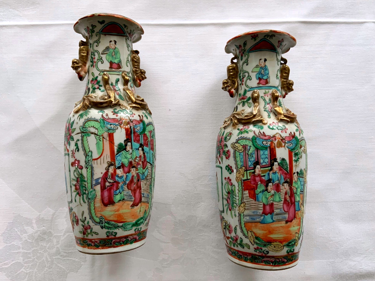 Canton, Chine Paire de vases balustres Émail Famille Rose Dynastie Qing, XIXe siècle  H.24,5 cm