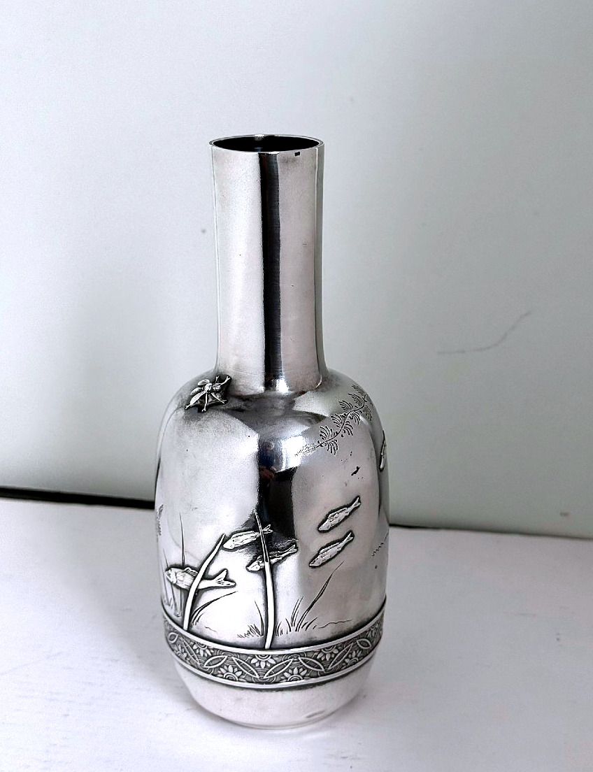 Tiffany & Co. Vase japonisante en argent massif, modèle 1473M, New York vers 1880–1891-photo-1