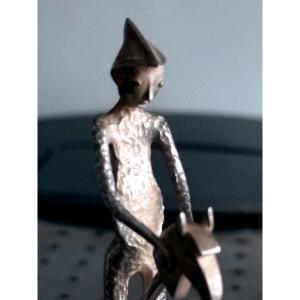 Figurine / Objet décoratif « Jeune garçon avec bâton et chapeau en papier » – Pièce d’échecs,