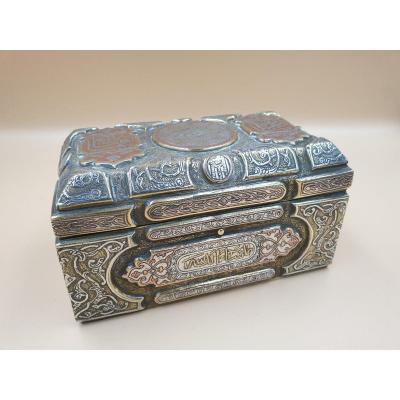 Small Syrian Covered Box In Brass Inlaid With Silver And Red Copper - Islamic Art