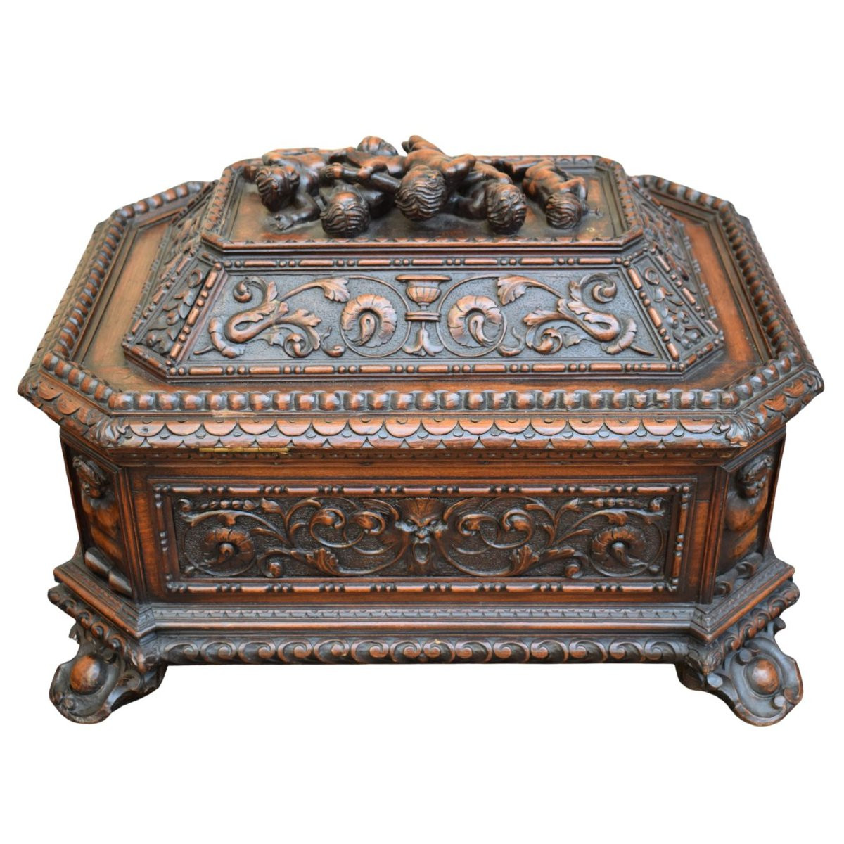 Coffret en bois sculpté – Style néo-Renaissance-photo-1