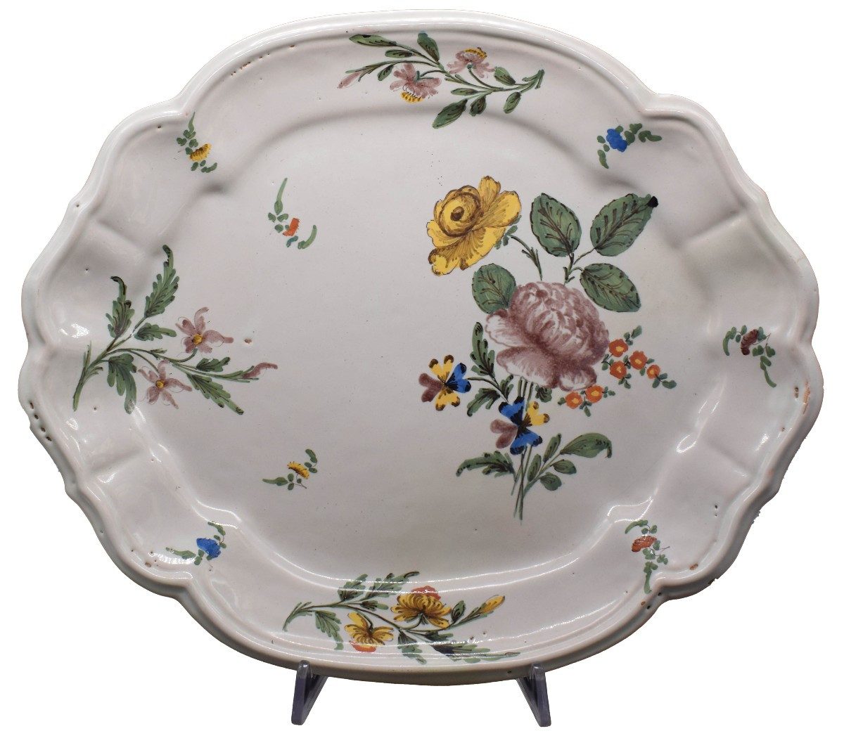 Plateau en faïence de Bassano, milieu du XVIIIe siècle, avec fleurs
