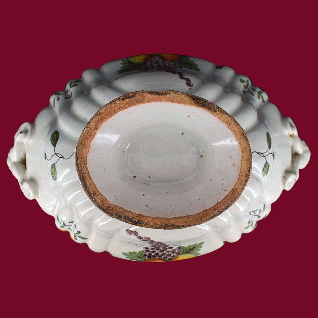 XVIIIe siècle, Imola (Émilie, Italie), Soupeière en faïence polychrome-photo-1