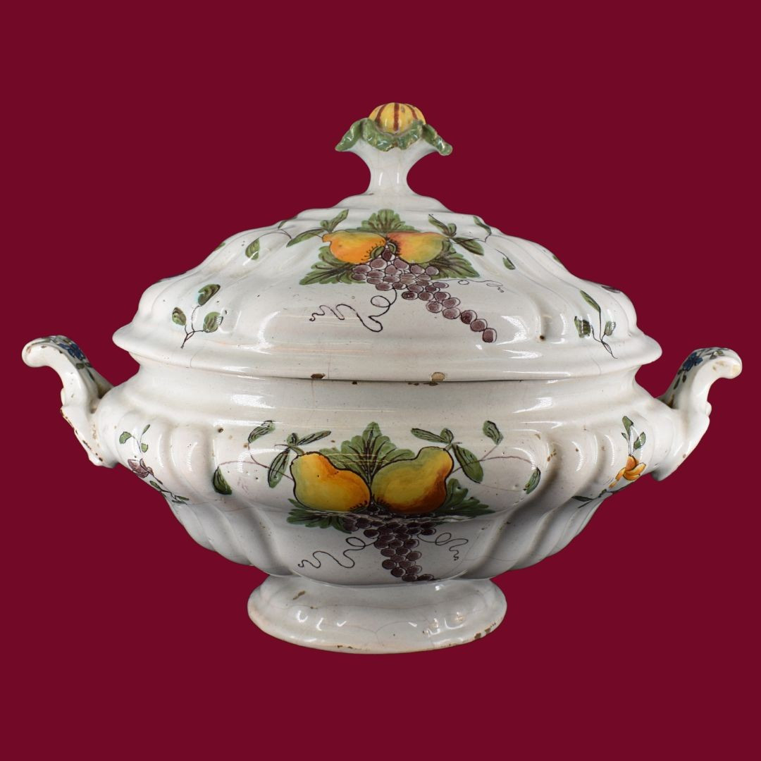 XVIIIe siècle, Imola (Émilie, Italie), Soupeière en faïence polychrome