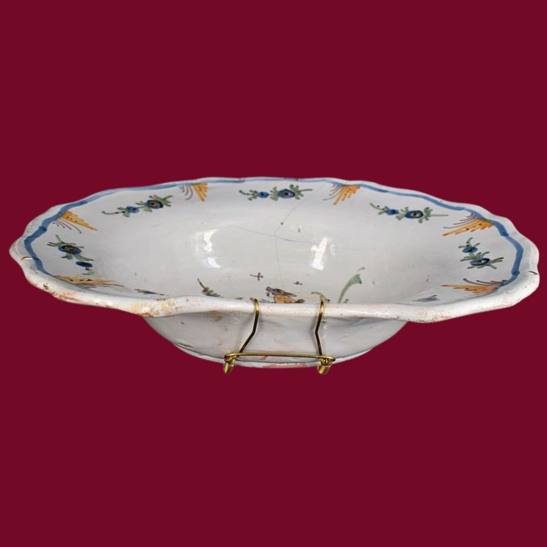 Lodi Majolica Shaving Bowl, 18th Century – Figurative Decoration And Vibrant Polychrome-photo-2
