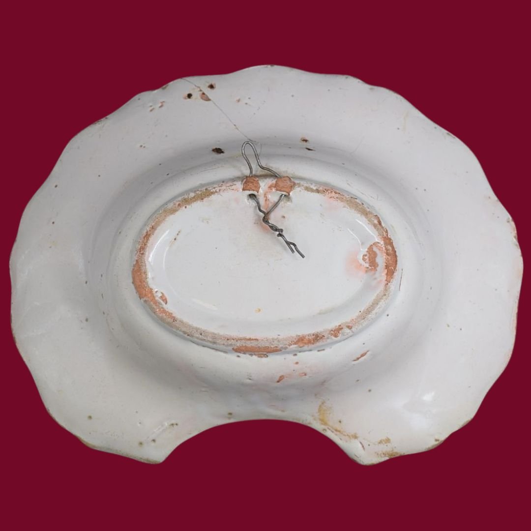 Lodi Majolica Shaving Bowl, 18th Century – Figurative Decoration And Vibrant Polychrome-photo-3