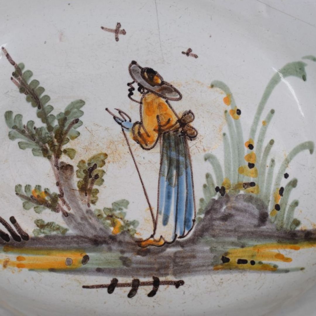 Lodi Majolica Shaving Bowl, 18th Century – Figurative Decoration And Vibrant Polychrome-photo-4