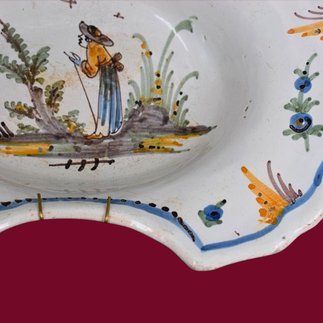 Lodi Majolica Shaving Bowl, 18th Century – Figurative Decoration And Vibrant Polychrome-photo-1