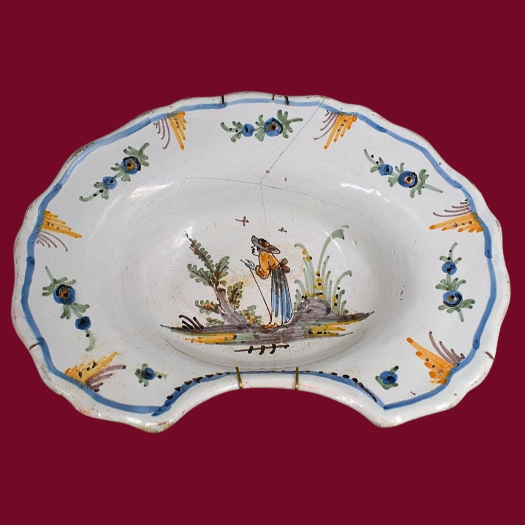 Lodi Majolica Shaving Bowl, 18th Century – Figurative Decoration And Vibrant Polychrome