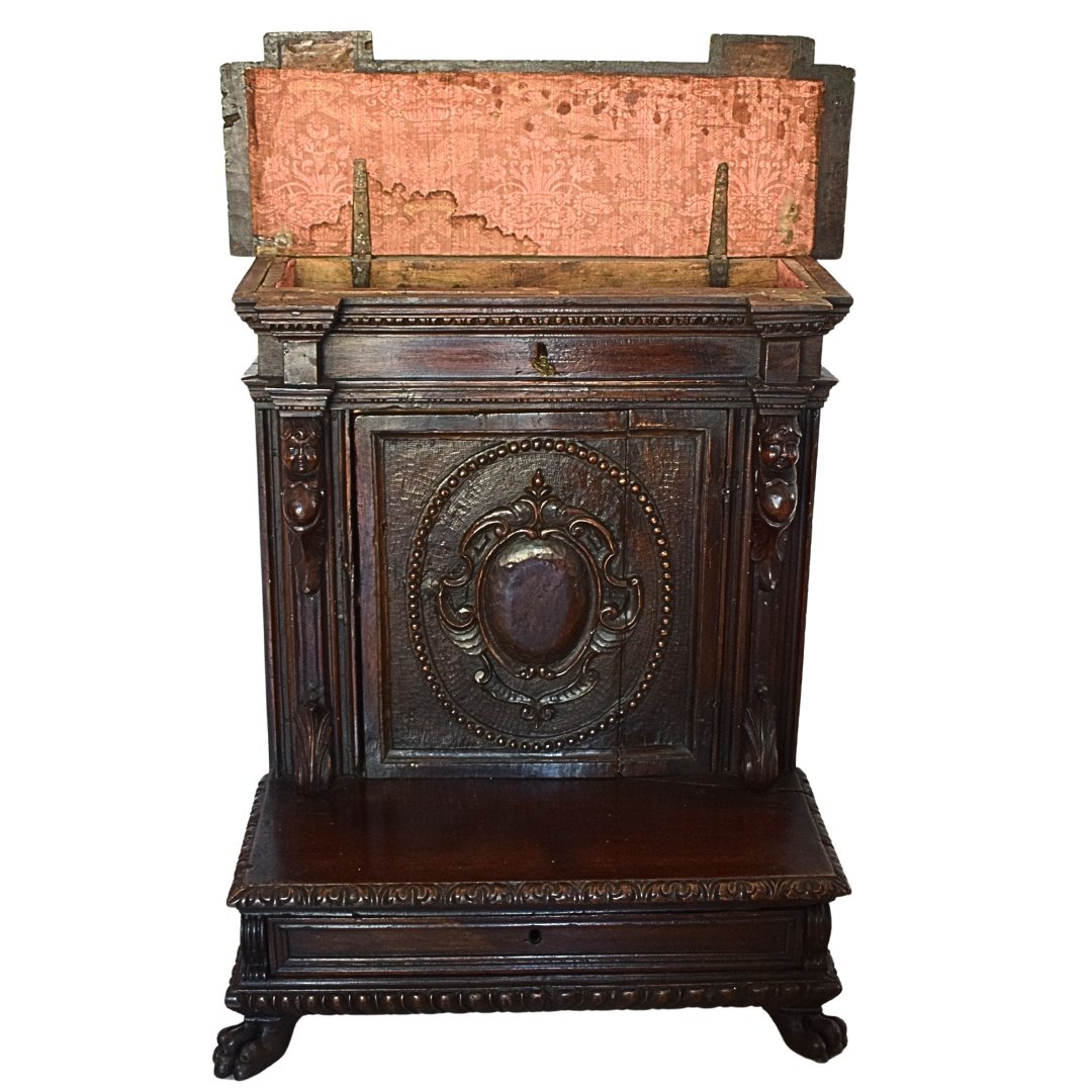 17th-century Genoese Kneeler Made Of Walnut-photo-4