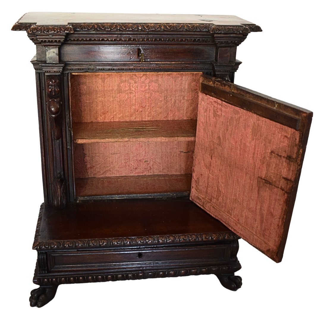 17th-century Genoese Kneeler Made Of Walnut-photo-2
